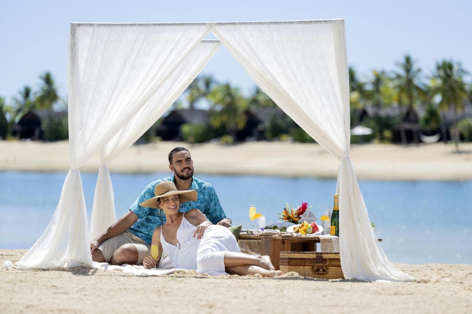 Fiji Marriott Resort Momi Bay Экстерьер фото A couple on a picnic